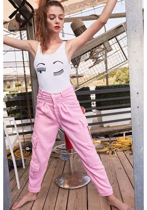 The denim pant with pockets dyed in pink The denim pant with pockets dyed in pink