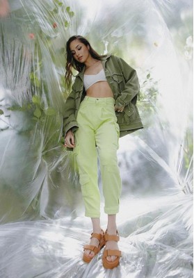 The denim pant with pockets dyed in neon green