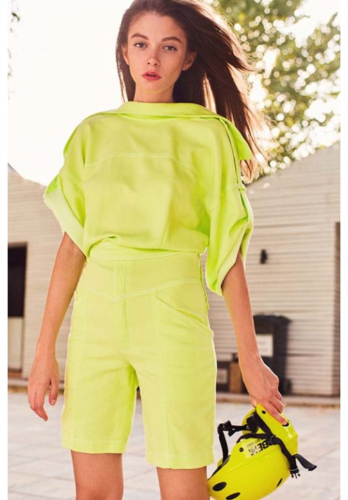 The front-back denim jumpsuit dyed in neon green (short version) The front-back denim jumpsuit dyed in neon green (short version)