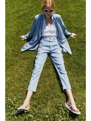 The fitted denim pant in blue